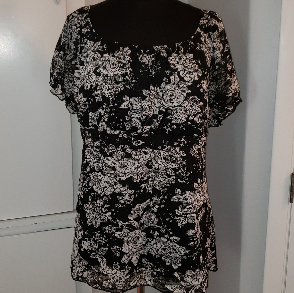 Avenue 30 / 32  black & white lace stretch shirt